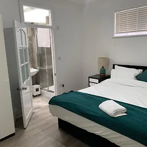 Holiday home Serene Suites: Family-friendly Retreat With Free Parking And Wi-fi, Ilford